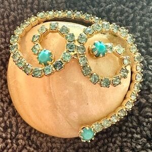 Vintage Hobé Gold-Tone Vintage brooch